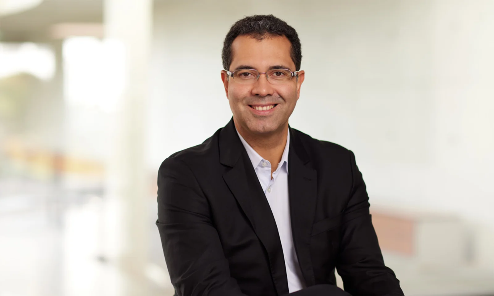 Portrait de Marco Santos dans un cadre professionnel Présentation de Marco Santos, un dirigeant éminent de GFT. Découvrez son parcours professionnel, ses compétences en leadership et ses contributions importantes au succès de GFT. Pour en savoir plus sur Marco Santos et notre équipe de direction, rendez-vous sur le site Web de GFT.