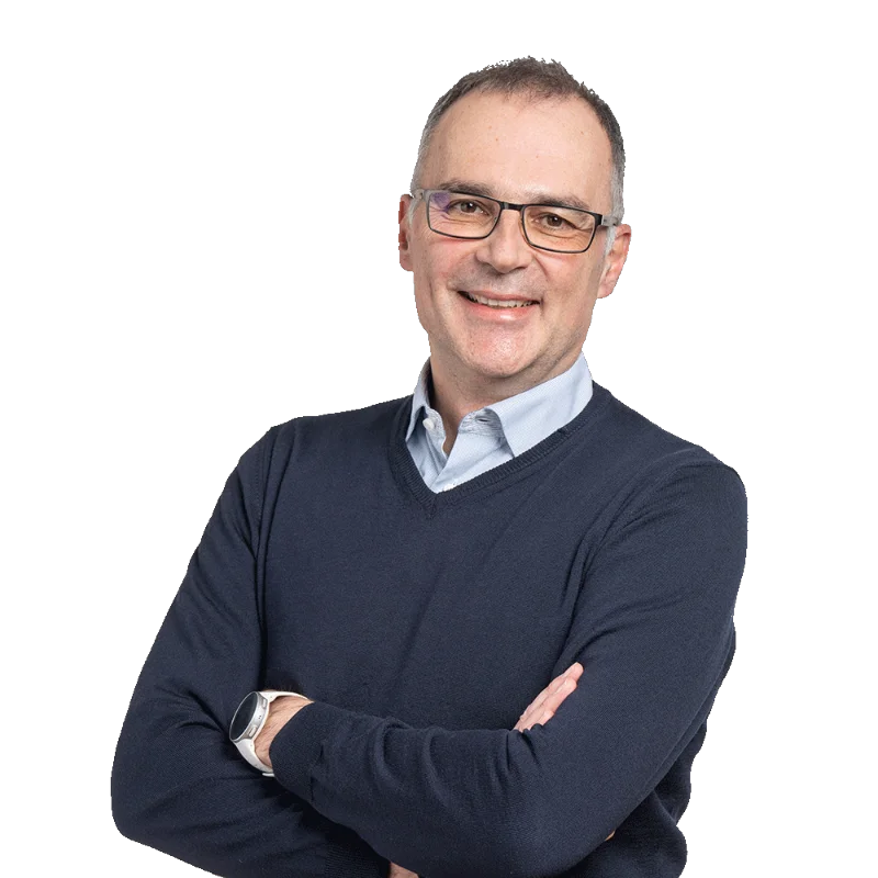 Claus Heller Professionelles Porträt von Claus Heller, der einen dunklen Pullover und eine Brille trägt und lächelt und die Arme verschränkt hat.