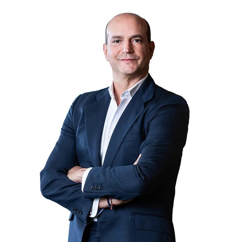 Manuel Lavin Retrato de Manuel Lavin vestindo um blazer escuro e uma camisa de cor clara, sorrindo confiantemente.